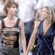 Cynthia Nixon accanto a Sarah Jessica Parker in una scena di Sex and the City, episodio Aminemiche