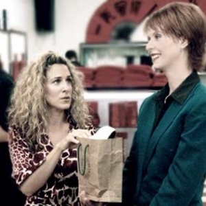 Cynthia Nixon e Sarah Jessica Parker in una scena di Sex and the City, episodio Chi la fa l'aspetti
