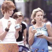 Cynthia Nixon e Sarah Jessica Parker in una scena di Sex and the City, episodio Eterne ragazzine