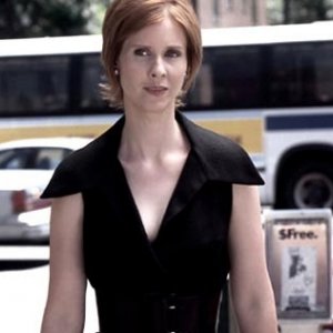 Cynthia Nixon è Miranda in una scena di Sex and the City, episodio Il momento migliore, il momento peggiore