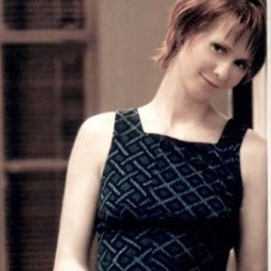 Cynthia Nixon in una scena di Sex and the City, episodio La paura di scegliere