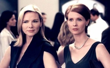 Cynthia Nixon, Sarah Jessica Parker, Kim Cattrall e Kristin Davis in una scena di Sex and the City, episodio L'altro sesso nascosto