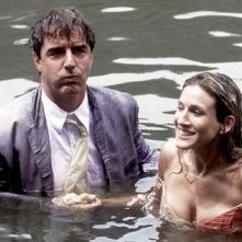 Sarah Jessica Parker e Chris Noth in una scena di Sex and the City, episodio Chi la fa l'aspetti