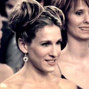 Sarah Jessica Parker e Cynthia Nixon in una scena di Sex and the City, episodio La paura di scegliere