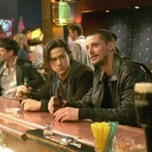 Joseph Gordon Levitt E Matthew Goode In Una Scena Di Sguardo Nel Vuoto 43751