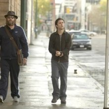 Joseph Gordon-Levitt e Matthew Goode in una scena di Sguardo nel vuoto