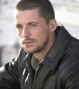 Matthew Goode in una scena di Sguardo nel vuoto