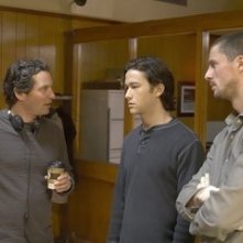 Scott Frank, Joseph Gordon-Levitt e Matthew Goode sul set di Sguardo nel vuoto