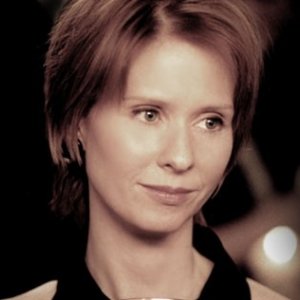 Cynthia Nixon in una scena di Sex and the City, episodio Il tormento e... l'ex-tasy