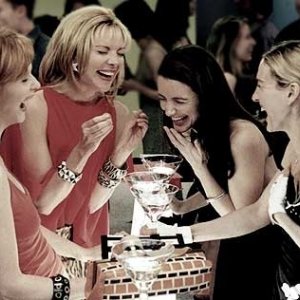 Cynthia Nixon, Kristin Davis, Sarah Jessica Parker e Kim Cattrall in una scena di Sex and the City, episodio Parlare non basta