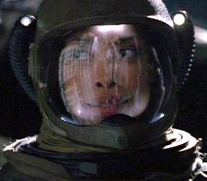 Gina Torres in una sequenza di Firefly, episodio Serenity