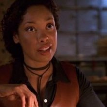 Gina Torres in una scena di Serenity, episodio della serie Firefly