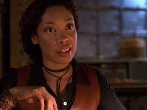 Gina Torres in una scena di Serenity, episodio della serie Firefly