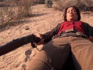 Gina Torres in una scena di Firefly, episodio Serenity