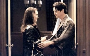 Kristin Davis e Kyle MacLachlan in una scena di Sex and the City, episodio Il tormento e... l'ex-tasy