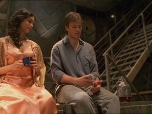 Morena Baccarin con Nathan Fillion in una scena di Firefly, episodio Bon-ton pericoloso