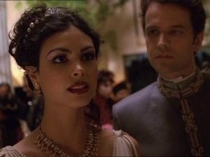 Morena Baccarin in una scena di Firefly, episodio dal titolo Bon-ton pericoloso