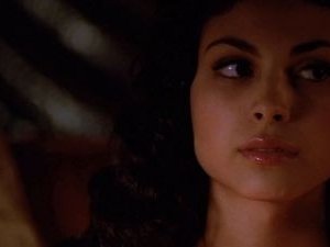 Morena Baccarin in una sequenza di Firefly, episodio Serenity