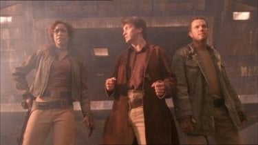 Nathan Fillion, Adam Baldwin e Gina Torres  in una scena di Firefly, episodio L'affare del treno