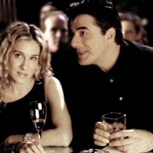 Sarah Jessica Parker e Chris Noth in una scena di Sex and the City, episodio Momenti decisivi