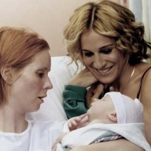 Sarah Jessica Parker e Cynthia Nixon in una scena di Sex and the City, episodio New York, anima mia