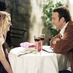 Sarah Jessica Parker e John Corbett in una scena di Sex and the City, episodio Basta dire sì