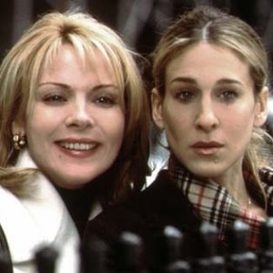 Sarah Jessica Parker e Kim Cattrall in una scena di Sex and the City, episodio Il tormento e l'ex-stasy