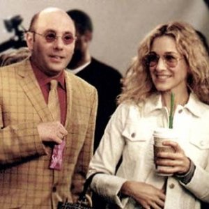 Sarah Jessica Parker e Willie Garson in una scena di Sex and the City, episodio Scrittrice in passarella