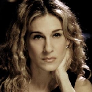 una riflessiva Sarah Jessica Parker in una scena di Sex and the City, episodio Momenti decisivi