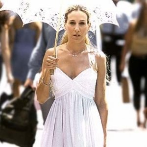Sarah Jessica Parker vestita di bianco in una scena di Sex and the City, episodio Potevo, volevo, dovevo