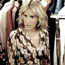 Una biondissima Sarah Jessica Parker in una scena di Sex and the City, episodio Vogue, sesso e premaman