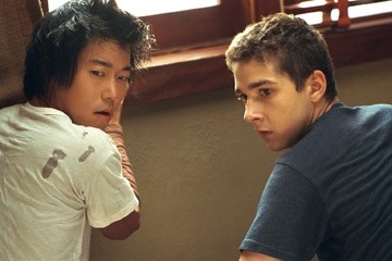 Aaron Yoo e Shia LaBeouf in una scena del film Disturbia