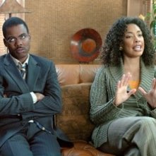 Chris Rock accanto a Gina Torres in una scena del film Manuale d'infedeltà per uomini sposati