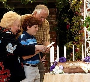 Doris Roberts, Daryl Sabara e Garry Marshall in una scena del film Al passo con gli Steins