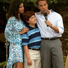 Jeremy Piven, Daryl Sabara e Jami Gertz in una scena del film Al passo con gli Steins