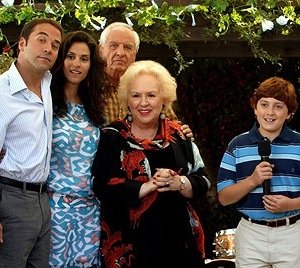 Jeremy Piven, Jami Gertz, Doris Roberts, Daryl Sabara e Garry Marshall in una scena del film Al passo con gli Steins