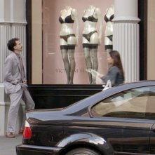 Sacha Baron Cohen osserva le vetrine in una scena di 'Borat'