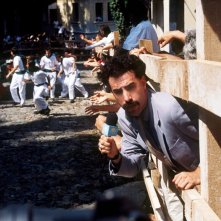 Il camaleontico Sacha Baron Cohen in una scena di 'Borat'