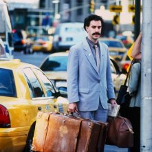 Sacha Baron Cohen in una scena di 'Borat' nel quale interpreta un giornalista kazako alla conquista degli USA (e di Pamela Anderson)
