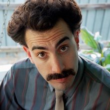 Un primo piano di Sacha Baron Cohen in una scena di 'Borat'