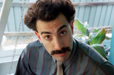 Un primo piano di Sacha Baron Cohen in una scena di 'Borat'