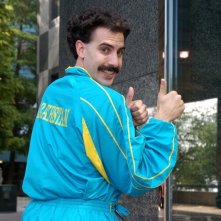 Pollici alzati per Sacha Baron Cohen in una scena di 'Borat'