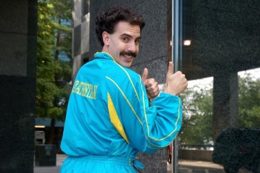 Pollici alzati per Sacha Baron Cohen in una scena di 'Borat'