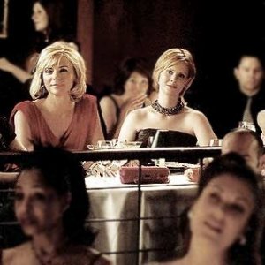 le quattro amiche, Sarah Jessica Parker, Cynthia Nixon, Kristin Davis e Kim Cattrall in una scena di Sex and the City, episodio Nuovi e vecchi amori