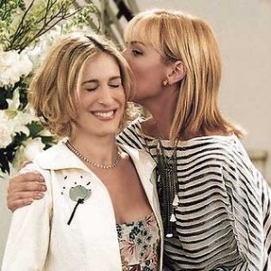 Sarah Jessica Parker e Kim Cattrall in una scena di Sex and the City, episodio Libri e carte di cuori