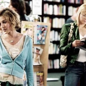 Sarah Jessica Parker e Kim Cattrall in una scena di Sex and the City, episodio Ragazza copertina