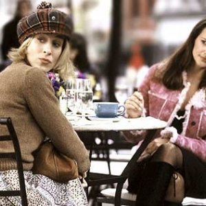 Sarah Jessica Parker e Kristin Davis in una scena di Sex and the City, episodio Peccato non originale