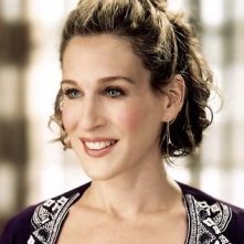 Sarah Jessica Parker in una scena della serie televisiva Sex and the City, episodio Libri e carte di cuori