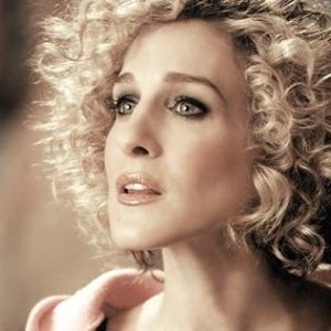 Sarah Jessica Parker con i capelli corti in una scena di Sex and the City, episodio Punto sul trentasei