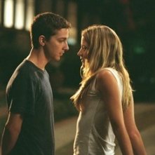 Sarah Roemer e Shia LaBeouf in una scena del film Disturbia